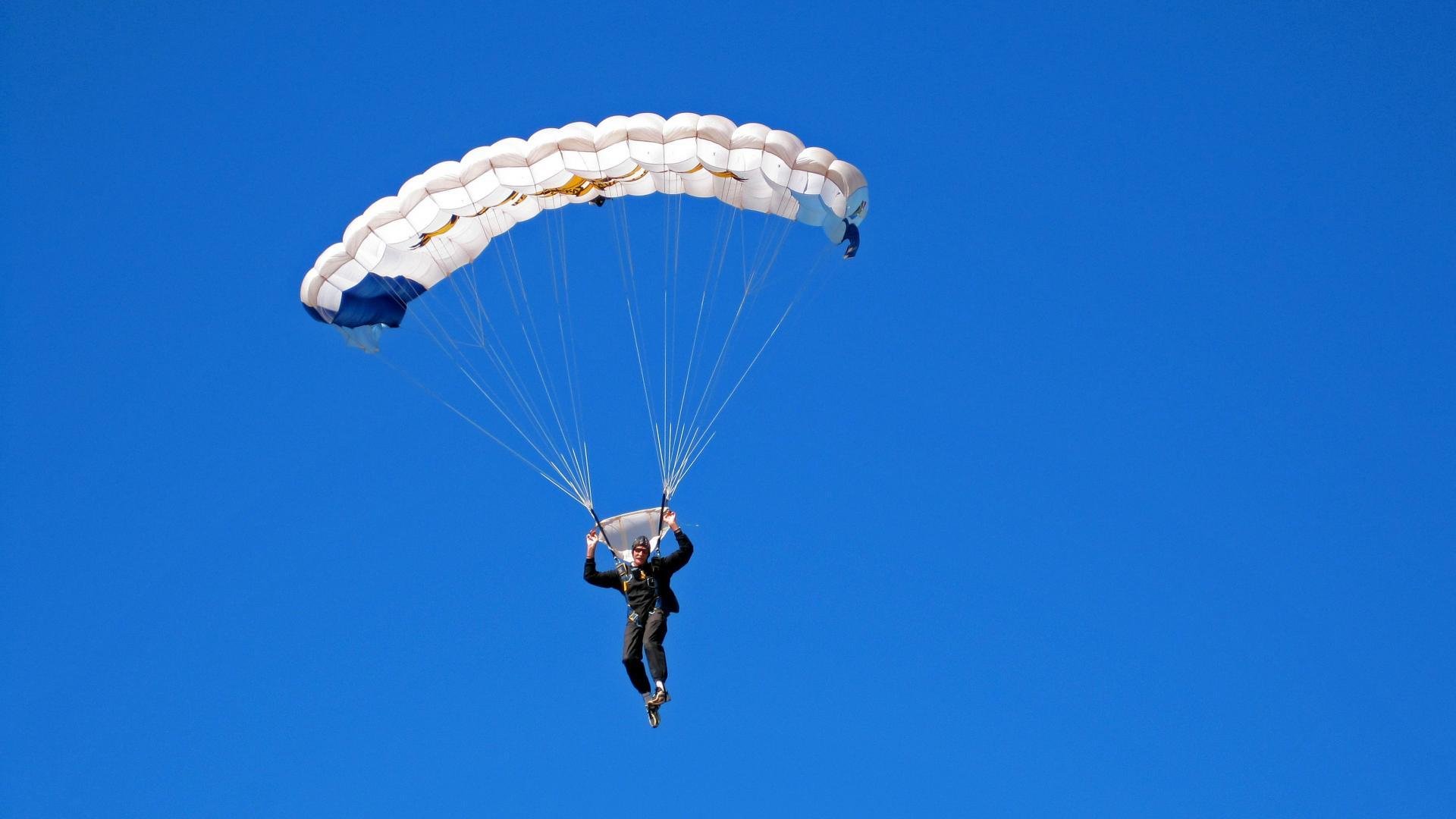 男子接力奋力冲刺成看点，男子接力比赛4×100决